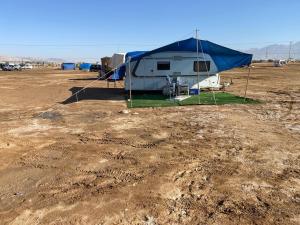 埃拉特קרוואן על החוף的泥土中的一个帐篷