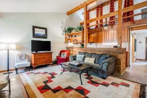 威尔森Lake Creek 1323的带沙发和电视的客厅