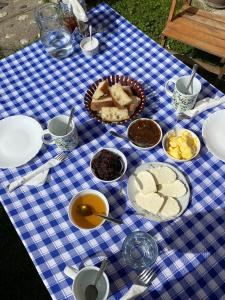 瓦勒博内Guesthouse Mehmeti的一张蓝色和白色的格子桌,上面有食物