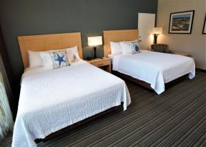 圣地亚哥Inn by the Sea, La Jolla的酒店客房,配有两张带白色床单的床