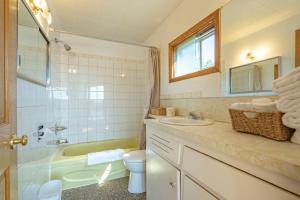 雅茅斯Novastar Motel On The Lake的一间带水槽、浴缸和卫生间的浴室