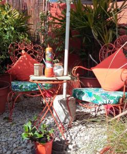 圣克莱门特雷图尤帕拉伊索公寓的庭院配有桌椅和植物
