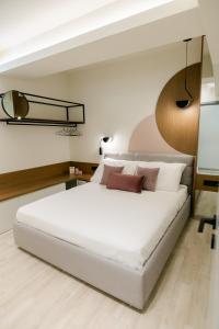 亚历山德鲁波利斯Magico Suites City Heart Luxury Appartments的卧室配有一张白色大床和一个篮球架