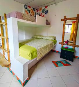 塔甘加Divanga Hostel的一间带两张双层床的卧室,铺有瓷砖地板。