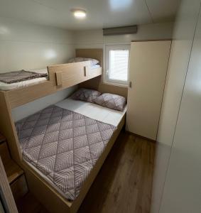 贝蒂纳ZEN MURTER Mobil home的一间小房间,内设两张双层床