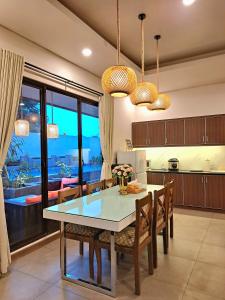 Gadok 1THE OASIS 4BR Private Pool Pet-Friendly Villa Vimala Hills的厨房以及带桌椅的用餐室。