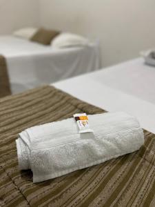 福塔莱萨Center 1 Hotel的床上有毛巾