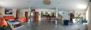 阿兰扎达Hotel Con D´Arbon的一个大客厅,配有橙色家具和楼梯