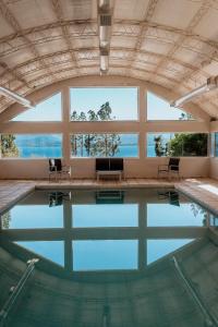 圣卡洛斯-德巴里洛切Basia Hotel & Sushi的享有水景的室内游泳池