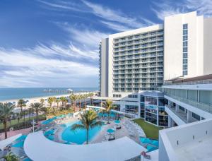 克利尔沃特Club Wyndham Clearwater Beach Resort的享有酒店空中景致,设有游泳池和海滩