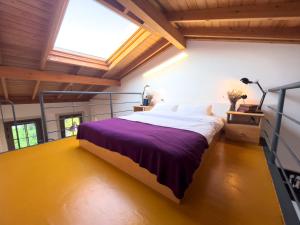 阿拉恰特118 Alacati的一间带一张大床的卧室,位于一个拥有木制天花板的房间