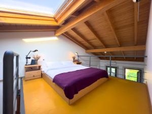 阿拉恰特118 Alacati的一间卧室设有一张大床和天窗