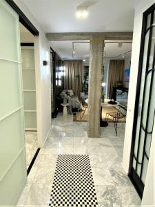 华沙Design+LUXUS Apartment im Zentrum! +Netflix的走廊上设有客厅