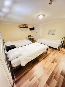 伦敦布鲁姆斯伯里格雷西姆酒店的铺有木地板的医院客房的两张床
