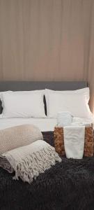 AglantziaAdorable Cozy Apartment的一张带白色枕头和黑色棉被的床