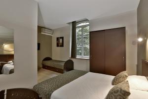 布朗托姆Le Coligny的酒店客房设有床和窗户。