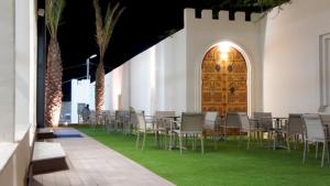 努瓦迪布Hotel Delphin-Nouadhibou的一套椅子和桌子,在一座建筑里