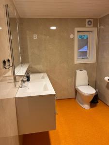 BoverdalenNørdre-Repp的浴室配有白色水槽和卫生间。