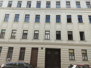 维也纳Vienna as it's best - Apartment "Egon Schiele"的一座白色的大建筑,有很多窗户