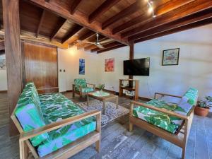 蓬塔乌巴Luxury Villa Panorama Verde Pool House的客厅配有两张床和一台平面电视