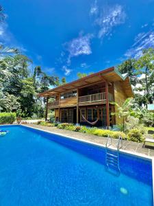 蓬塔乌巴Luxury Villa Panorama Verde Pool House的房屋前有游泳池的房子