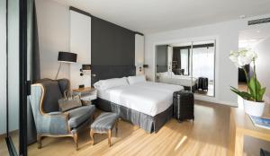 巴塞罗那古塔特圣道酒店的配有一张床和一把椅子的酒店客房