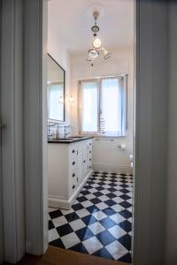 基亚拉瓦莱L'OASI DELLA PACE - Confortevole e vicino a tutto的浴室铺有黑白格子地板。
