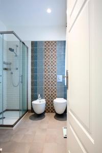 基亚拉瓦莱L'OASI DELLA PACE - Confortevole e vicino a tutto的带淋浴、卫生间和盥洗盆的浴室
