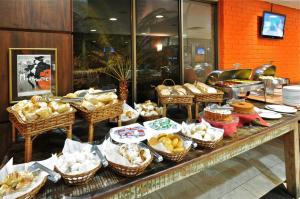 圣保罗保利斯塔行政全美酒店的包括面包和其他食物的自助餐