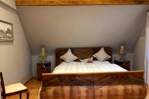 House MayFa的一间卧室配有一张大床和木制床头板