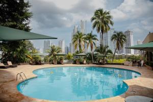 巴拿马城巴拿马城广场酒店的一座大型游泳池,其背景是城市天际线