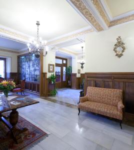 布尔戈斯北伦敦酒店的客厅配有沙发和桌子