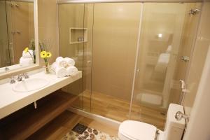里约热内卢桑特玛特里酒店的带淋浴、盥洗盆和卫生间的浴室
