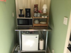 罗克波特Adorable Garden Suite的带微波炉和小冰箱的小厨房