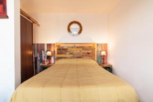 马德普拉塔Los Asturianos APART amentos 3的卧室内的一张大床,墙上有镜子