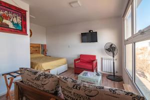 马德普拉塔Los Asturianos APART amentos 3的客厅配有沙发和1张床