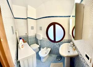 MontelepreAntica Locanda Zio Cesare MONTELEPRE的一间带水槽、卫生间和镜子的浴室