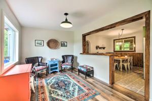 萨拉纳克莱克Pet-Friendly Saranac Lake Retreat with Deck and Yard的客厅配有桌椅