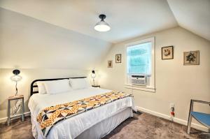 萨拉纳克莱克Pet-Friendly Saranac Lake Retreat with Deck and Yard的一间卧室设有一张大床和一个窗户。