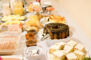 Pôrto UniãoOpera Hotel的餐桌上放满了各种蛋糕和甜点
