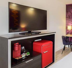 阿尔伯克基Hotel ZAZZ的一间设有红色冰箱和电视的客房