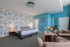 蒙特勒伊贝斯特韦斯特厄尔米塔奇酒店的一间卧室配有一张床和一张沙发