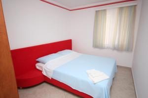 斯拉诺Apartments with a parking space Slano, Dubrovnik - 3184的一间卧室配有红色的床和红色椅子
