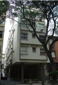 里约热内卢prudente 304的前面有棵树的白色建筑