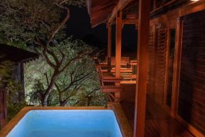 El GiganteSelá Nicaragua的房屋甲板上的热水浴池