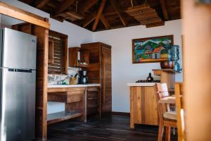 El GiganteSelá Nicaragua的厨房配有不锈钢冰箱和木制橱柜