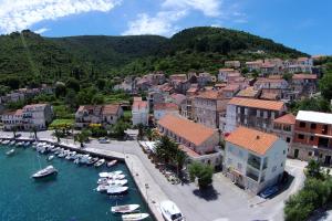 拉茨斯切Rooms by the sea Racisce, Korcula - 3095的享有水面上船只的城镇空中景色