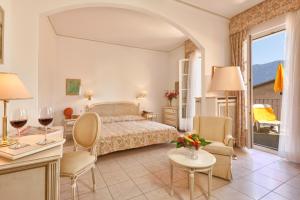 阿斯科纳塔玛洛酒店的酒店客房带一张床、一张桌子和椅子