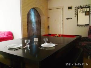 亚历山大Nice house的一间用餐室,配有一张桌子和两个盘子