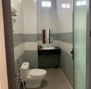 Bạc LiêuKhách Sạn HOÀNG KIM的一间带卫生间和水槽的浴室
